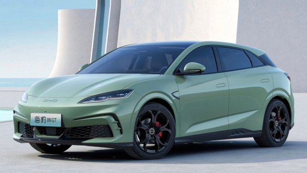 Силен отговор на европейските мита върху китайските електрически автомобили идва от BYD , който се очаква на автомобилното изложение в Париж с новия Seal 06 GT. Това е хечбек издание на седана Seal и вече представен на автомобилното изложение в Пекин. Има 463 см дълга каросерия, комбинирана с платформата 3.0 Evo с две конфигурации: един двигател с 215 к.с. или двоен мотор с общо 416 к.с. мощност. Ускорението от 0 до 100 км/ч само за 4,9 секунди.